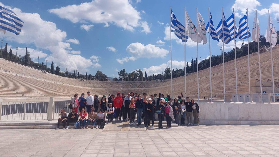 Figura 1 - Docenti e alunni al Panathinaiko Stadium di Atene